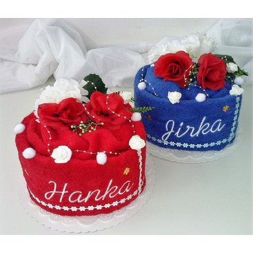Domácnost - Textilní dorty ve tvaru Srdce s vyšitými jmény novomanželů.