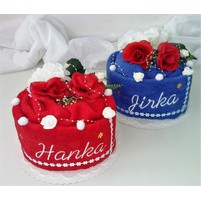 Textilní dorty ve tvaru Srdce s vyšitými jmény novomanželů.